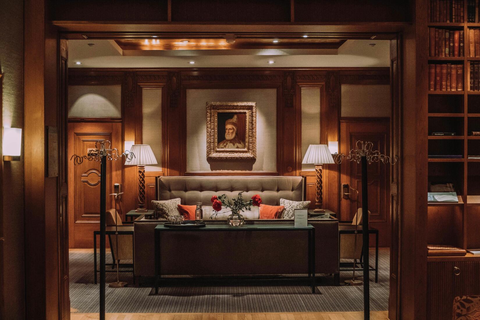 Image of an opulent hotel lounge.